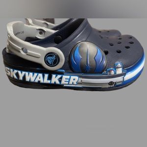 Crocs Star Wars luke skywalker toddler Sz 10. One croc consistently lights up